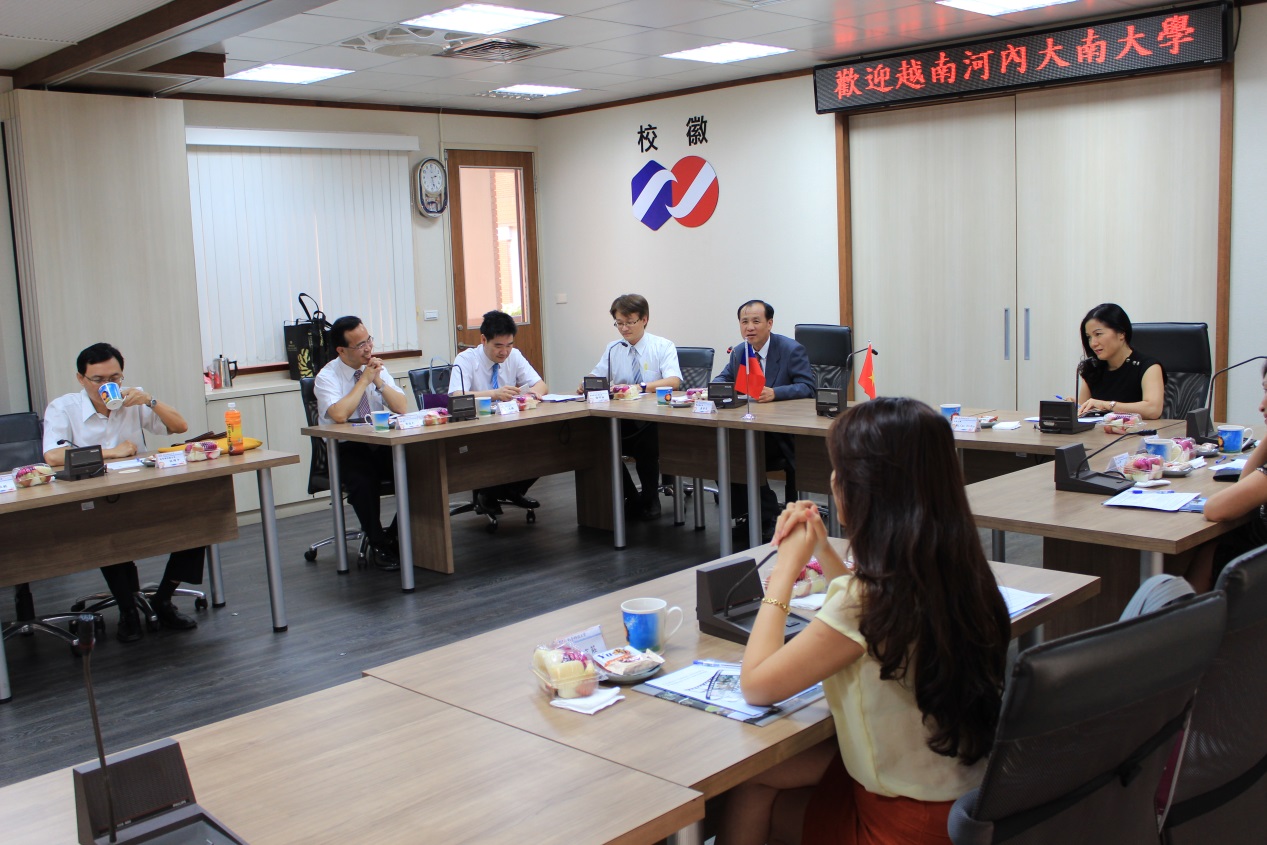 描述: D:\Office of International Affairs\越南\姊妹校來訪\2014 河內大南大學\pix\formal meeting\IMG_9271.JPG